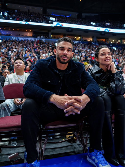 Courtside Kane. 🏀
 
Evander Kane was at Rogers Arena tonight to see the Raptors faceoff against the Nuggets!