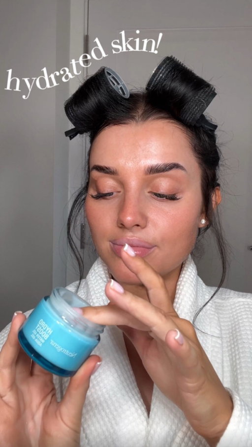 hydrated skin 🤝🏼 glowy make up 💦 
the @neutrogenaukire water boost aqua gel is THE perfect, light weight, hydrating base for day to day & under make up! 👏🏼 + it’s on offer for @Amazonuk Prime Big Deal Days!!
shop the link in my stories/bio 🛒
#neutrogena #beautytoascience AD