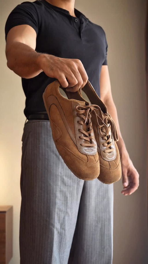 loafers >> but a guy still gotta have some sneakers 🤷🏻‍♂️ here’s my curated rotation, what do you think? And if you’ve got suggestions on sneakers I should add, lemme know in the comments🤜🏻🤛🏻

Which sneaker and fit was the best?