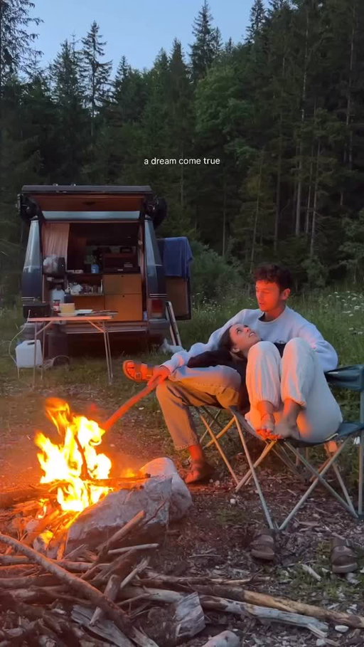 @​loucheuse made camping with your love look like the best therapy session ever 🌙🔥 Tag your favorite tent partner! ⛺💞

💡 Fun Fact: Couples who disconnect from devices and camp together release more oxytocin—the “love hormone.” Nature literally brings you closer.

📍Camping Trip