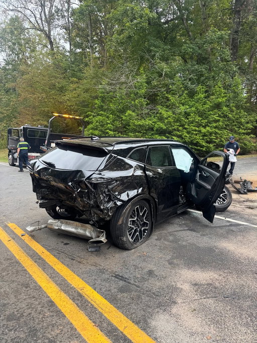 What is left of Julia’s Chevy Blazer. This car saved the lives of my wife, mother and mother in law. Yesterday was a very scary day. Today, I’m just so grateful that they are alive.

Lo que quedó del Chevy Blazer de Julia. Este carro salvó la vida de mi esposa, mi madre y mi suegra. Susto fuerte el de ayer. Hoy solo estoy agradecido con Dios de que están aquí con nosotros. 🙏🏼