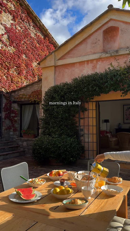 slow mornings in the Italian countryside 🌿 Who would you spend a morning like this with?

📍@tenutadimurlo 

—
#slowmorning #slowliving #italian #italy #umbria #villa #countryside