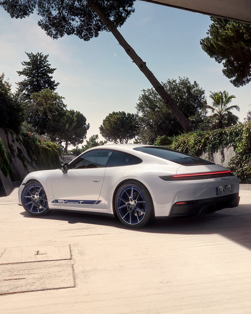 With a lightweight body and manual transmission, the 911 Carrera T delivers the pleasure of driving in its purest form.