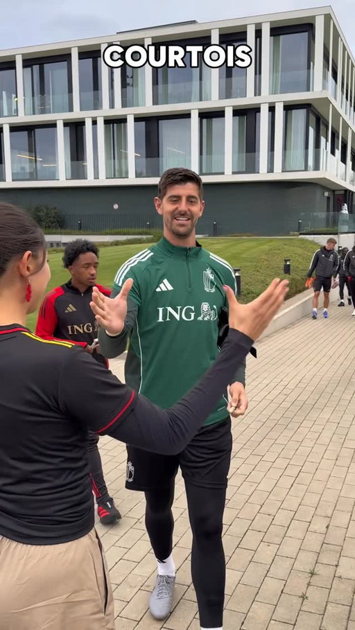 Searching for the perfect dap with our Red Devils 🤝🔊
