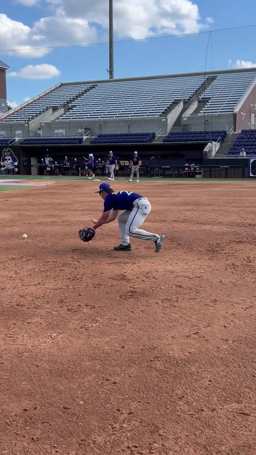 Showing off the soft hands @bradenb.8 

@rawlingssg x @ecu_baseball 

#TeamRawlings
