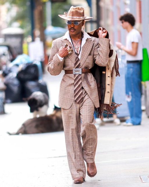 Dress code: "The sidewalk wasn't ready" 
 📸: @watchingnewyork