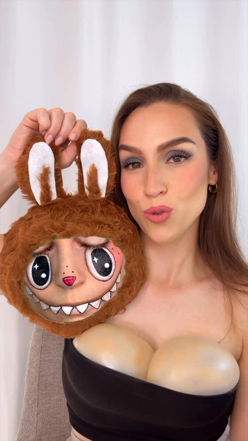 Nouveau maquillage d’Halloween : les #labubu ! 😆 J’adore cette fille et cet audio, c’est mythique. Ps : je vais poster la photo du vrai maquillage aussi ;) ça c’est une petite impro avec green screen que je trouvais rigolo 🤪