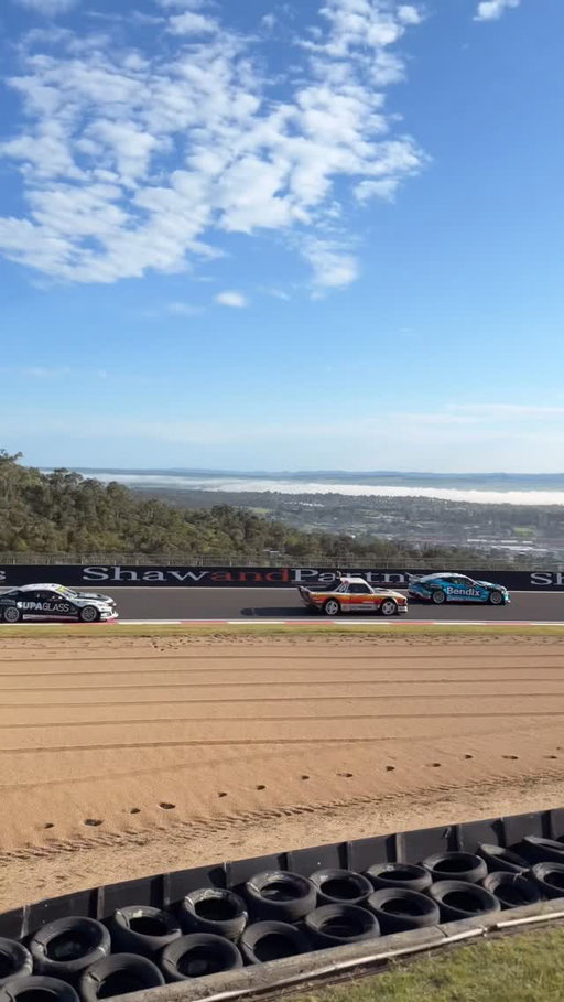 Held our breath for a second there 🙈

#motorsport #supercars #australiansupercars #racing #cars #australia #bathurst #bathurstsupercars #scbathurst2025