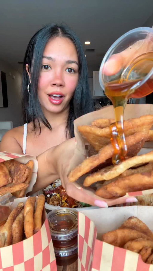 try cava’s new cinnamon sugar pita chips with me 🤤✨ #CAVAPartner #mukbang #pitachips