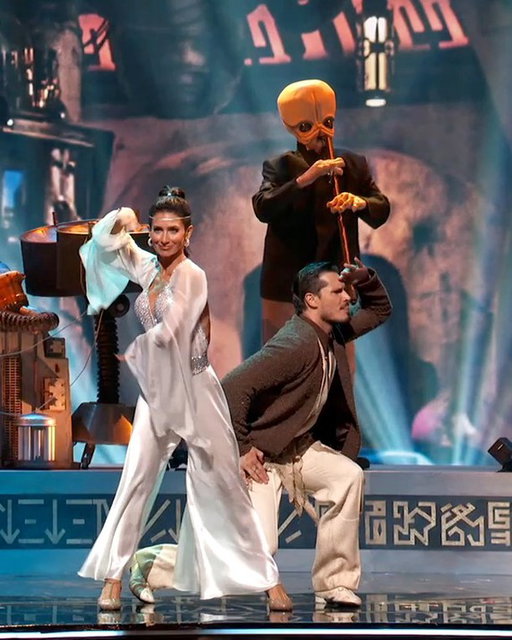 Hilaria Baldwin and pro Gleb Savchenko perform a Quickstep to “Cantina Band” by John Williams & London Symphony Orchestra from “Star Wars: A New Hope.” #DisneyNight #DWTS