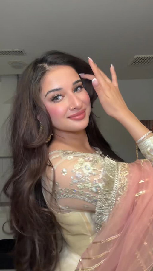 Naaa goriyeeeee 💛 
•
•
•
•
#diwali #diwalitransition #desitransition #transitionideas #desigirls #brownbaddie #browngirlmakeup #mtlfashionbloggers #eastern #pakistani #indianethnicwear #desilook #desifashion #pakistanstreetstyle #canadianbeautyblogger