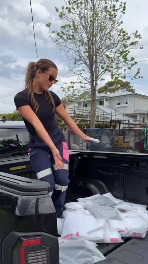 ✨ Northern Beaches drop-off! ✨
I went around handing out FREE pairs of our Tradie Chicks work pants to traffic controller girls, girls on site, and legends who had messaged me saying they needed them new gear 🤩

Nothing makes me happier than seeing more women out there kitted up and comfy in our gear 🩷

@tc_yana 
Or shop now at 🌐 sydneyplumberchick.com