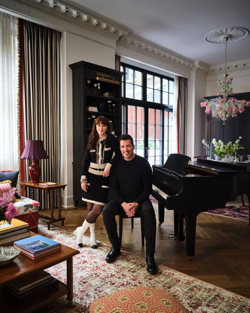 Forget 2024’s TikTok dating mantra: “I’m looking for a man in finance.” @zooeydeschanel found something better: a guy in construction—six-foot-five, with a thing for plaster cornices. Step into the crisply detailed, Georgian-inflected apartment the actor and musician shares with fiancé @jonathanscott, one half of HGTV’s Property Brothers, and the appeal becomes obvious. For a design fan, getting engaged to a contractor might be the ultimate fantasy. Not only do you find the love of your life—you also get really nice moldings. To help achieve their vision, the couple also enlisted AD100 designer Young Huh, known for her deft layering of historic European elements with fresh patterns, livable layouts, and romantic use of color.

Tour the couple's maximalist foothold in Manhattan at the link in our bio. Photography by @frankfrancesstudio; Design by @jonathanscott and @younghuh; styled by @martinrbourne; Words by @catherinehong100