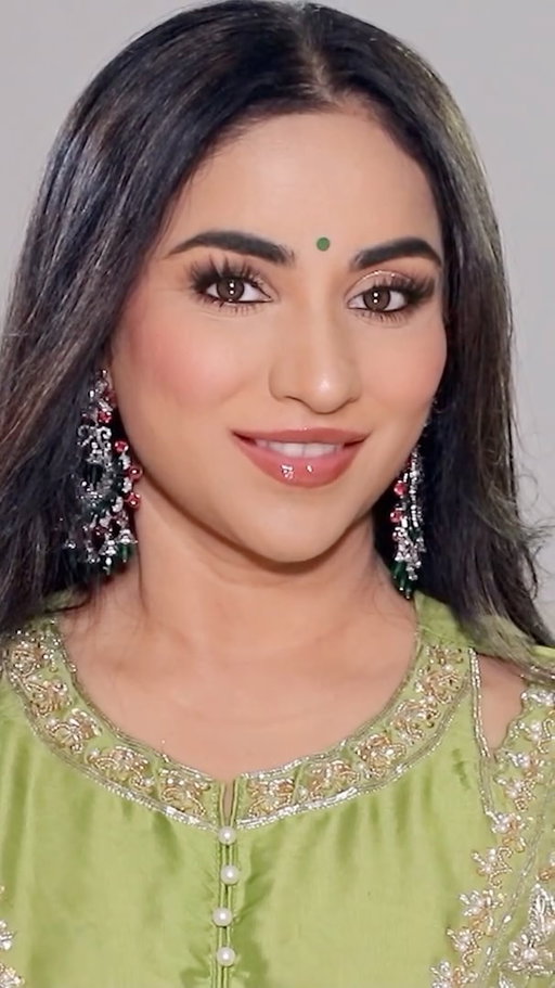comment “link” for product links 🥰
Here’s how to look fabulous this Diwali!!
 
Deets:
@neutrogena Hydro Boost Water Gel Moisturiser With Hyaluronic Acid
@milkmakeup | Hydro Grip Gel Tint (shade 8)
@esteelauder | Double Wear Stay-in-Place 24-Hour Concealer
@sacheubeauty | Contour STAY-N - Giving Edge
@sacheubeauty | Cheek STAY-N All Day Liquid Blush
@hudabeauty | Easy Bake Loose Powder
@colourpopcosmetics | Lets Do It
@stilacosmetics | Glitter & Glow Liquid Eye Shadow
@hauslabs | Optic Intensity Eco Gel Eyeliner
@lillylashes | Mykonos
@makeupforever | Artist Color Pencil (Up and Down Tan)
@lancomeofficial | Lip Idole Juicy Treat - Shine Lip Oil Gloss (0 All the Tea – rosewood)
.
.
.
.
.
#diwali #diwalivibes✨❤️ #diwalilook❤️ #diwalilook #diwalimakeup #indian #indianmakeupartist #indianmakeup #desimakeup #indianfashion #bindi #diwalioutfit #makeuptutorial #makeup