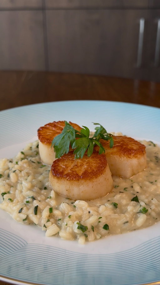 Pan Seared Scallops with herby risotto & lemon anchovy butter from @churnfoods @fishwife 

For the risotto:
1.5 cups Arborio rice
8 cups chicken or vegetable stock
1 shallot small diced
1 cup dry white wine
1/2 bunch parsley chopped
1.5Tbsp chopped tarragon
1.5Tbsp sliced chives
2 cups grated Parmesan
3Tbsp anchovy lemon butter
Salt & White Pepper to taste

#food #foodie #foodies #recipe #recipes #receta #comida #cocina #cooking #cookingvideo #cookingvideos #recipe #recipes #delicious #luxury #butter #finedining #foodporn #chefalextrim #privatechef #chef