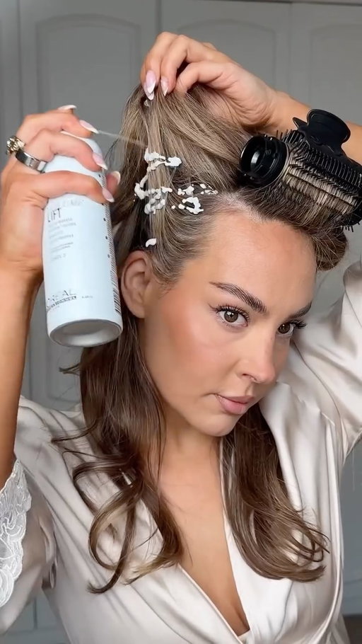 Volume hair hack to refresh day 3 hair 🤎 
I always get more volume on second and third day hair 
@dysonbeauty Coanda 
@lorealpro techniart volume lift and hair oil 
@redken quick dry hairspray 
@fentybeauty fussy gloss bomb 

-
-
-
#volumehair #volumehackhack #haircare #hairtutorial #volumehack #dysonairwraptutorial #hairhacks #hairideas