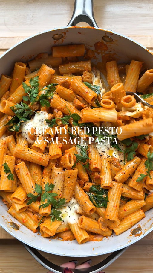 EP 1: BABE ON A BUDGET TAKES THE FOOD SHOP! 🛒

Meal 1: Creamy Red Pesto & Sausage Pasta 

🍴2-4 portions (can scale down with less pasta / pesto etc)**
⏰ 30 minutes
- Store cupboard essentials: oil, minced garlic, salt & pepper

👩🏼‍🍳 Ingredients 👩🏼‍🍳 

- 1tbsp oil
- 1 red onion 
- 8 veggie sausages (skins off)
- 1tsp minced garlic
- 3/4 jar of red pesto
- 2tbsp cream cheese
- Salt & pepper
- 250g-300g pasta 
- Handful spinach 
- Mozzarella ball
- Fresh parsley

To make…

🍅 Pop the pasta onto boil as per packet instructions. Once cooked, set aside a large mug of pasta water.

🍅 Fry off the onion until soft and then add your sausages, breaking them down as they cook until they’re browned.

🍅 Add the pesto, cream cheese, salt & pepper. Loosen up with some pasta water.

🍅 Add the cooked pasta and continue to add your pasta water until at the desired, silky consistency.

🍅 Wilt through your spinach with some fresh parsley before adding your mozzarella to the top of the dish.

🍅 Either bake for 20-30 minutes, cover on the hob or set under the grill until the cheese is melted & bubbling.

🍅 Serve with some fresh parsley & black pepper and enjoy!

**BULKING OUT? Serve with some of the broccoli & peas we bought, add some garlic baguette to the food shop and/or use a little more pasta! 

**BULKING DOWN? Reduce pasta to around 150g, use 6 sausages & save 2 for a sausage sarnie! Go less on the pesto / cream cheese.

Store in the fridge for up to 3 days in an air tight container. 🫙

#veggierecipes #budgetfoodshop #weeklyfoodshop #vegetarian #foodshopping
