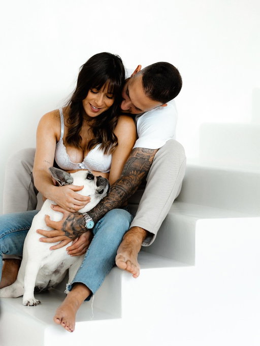 Un avant goût du shooting de grossesse 🤰🏻
Parce qu’un shooting de grossesse sans Nala n’était pas envisageable c’est notre première fille ! 🥹🥰 on vous partage le reste très vite 🫶🏼 mais je vous invite à aller voir jusqu’à la dernière vous allez rire !! Elle se demande ce qu’il y a dans le ventre de maman je crois 🤣
.
Vous préférez laquelle avec notre fifille ? 
.
Photographe 📸 : @mathieubernard_photosfilm 
_________________
#shooting #shootinggrossesse #grossesse #pregnancy #pregnant #enceinte #baby #bebe #babyboy #bebegarcon #famille #family #love #chien #dog #bouledoguefrancais #frenchie #frenchbulldog #pregnancyshoot #amour