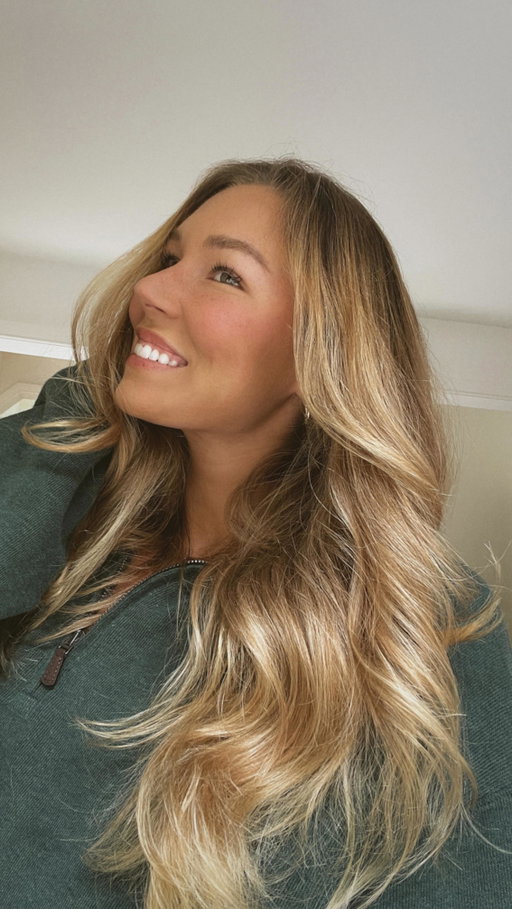 Obsessed!!! I can’t believe how healthy my hair looks and feels without removing any length… @sophielarose.hair killed it 🔮🪄💇🏼‍♀️ BTW - the @kerastase_official mask was extra luxurious and my hair felt soft for so long!