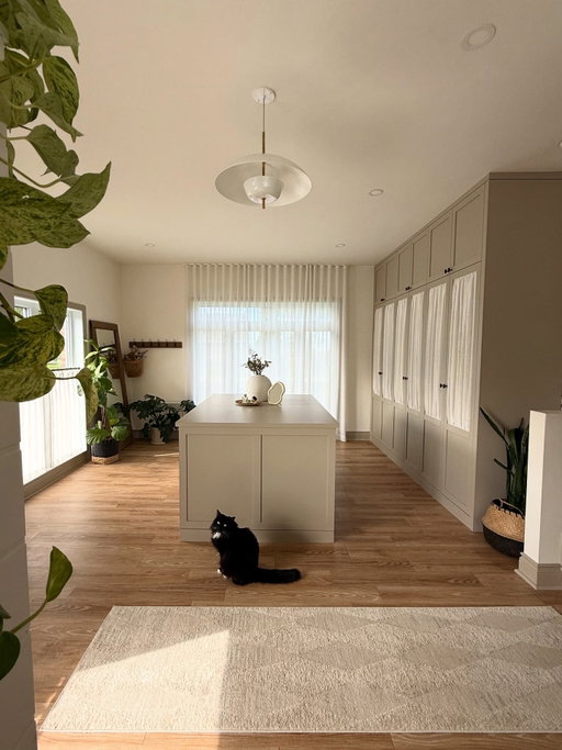 Mon studio de rêve ✨je n’avais pas posté de photos ici encore..! Mais je peux vous dire que depuis des mois, chaque matin j’ai hâte de retrouver mon espace de travail, chaque après-midi la belle lumière dorée qui s’y retrouve. C’est si apaisant comme pièce, et surtout, le rangement y est impeccable. 

Gros merci et shoutout à tout le monde qui a contribué à cette magnifique pièce : 
@atelierdansereau au design 
@atelierbge pour le mobilier 
@decorst_inc pour les rideaux et tissus 
@tungsteneluminairescreatifs pour l’éclairage 
@artzaco_ pour le papier peint dans l’entrée