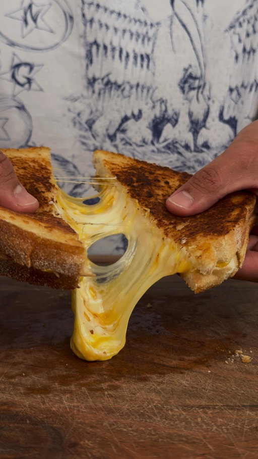 Disneyland Grilled Cheese #disneyland #grilledcheese #sandwich #cheesepull #homemadefastfood