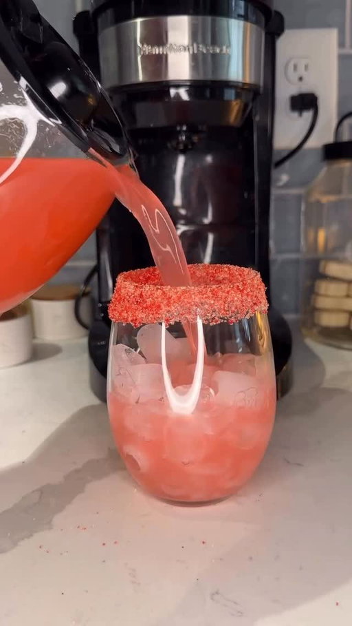 Is drinking your Starburst Minis spooky…or a delicious plot twist? 👀🧊

📸: @ashleymarkletreats