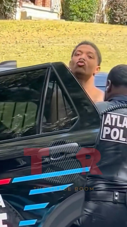 Not blowing kisses 😩! #DerrickGroves, one of the 10 escapees from New Orleans blows kisses at the camera as he heads back into custody after nearly 5 months of hiding😩! (🎥: @fox5atlanta) ✍🏾: #TSRStaffSTx