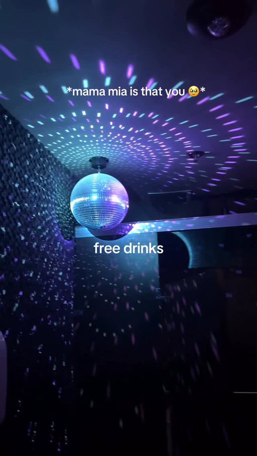 📍 @thefrontporch_denver you can get free drinks on your name night 👏 this is gonna sound weird but ladies make sure to take a trip to the bathroom 🪩 

#denver #exploredenver