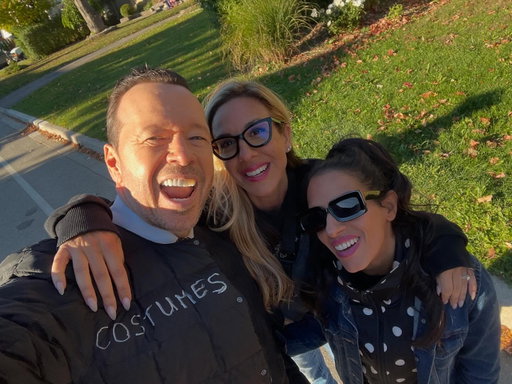 One of the perks of having #BostonBlue filmed in our beautiful city. We get to see this guy. Cant wait for the premiere. Oct 17th, peeps! Thanks @donniewahlberg 💙🚔 

#bostonblue #toronto #donniewahlberg