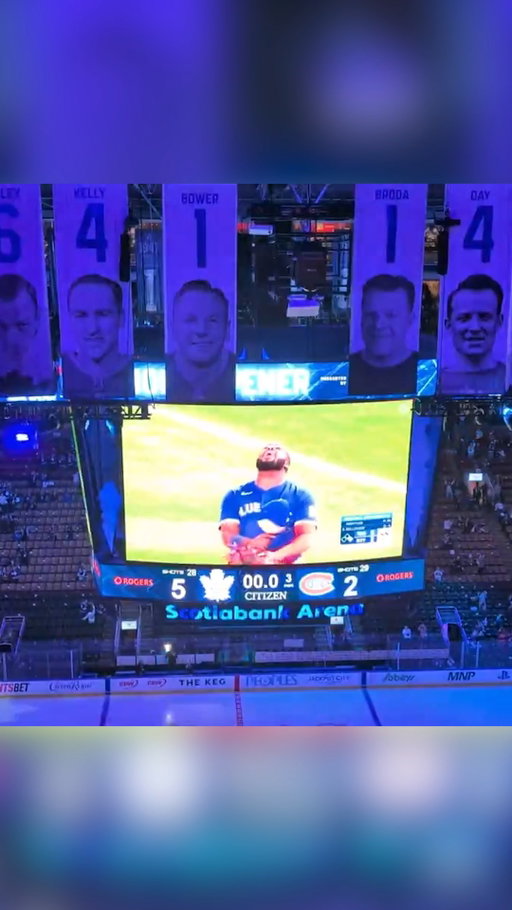 Maple Leafs fans react to the Blue Jays advancing to the ALCS!

📽️: Chris Johnston | X