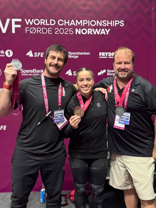 It started with a missing shoe and it ended second in the world. 

IWF 2025 World Championships were by far the best international event I have ever been to. Forde is gorgeous, Norwegians are welcoming and the organizing committee was fantastic. 

I knew I wasn’t coming here at my best shape. I have competed a month ago in India, the Olympics were a little over than a year ago and I don’t train as much as I used to. Nothing is perfect but nothing is stopping you to do your best and be surprised.

A huge thanks to my teammates. By running back to the hotel to get my other shoe, mansplaining how life works, losing at card games or just joking around about anything made this trip unforgettable.

Thanks to my sponsors who keep supporting me after so many years. 

Thanks to my coaches for accepting those new white hair. 

And thanks to you, family, friends and supporters who follow me on this crazy journey. 

—————-
Ça a commencé avec un soulier manquant et ça a fini 2e au monde. 

Les championnats du monde 2025 ont été de loin les plus beaux mondiaux. Forde est magnifique, les Norvégiens sont accueillants et le comité organisateur était parfait. 

Je savais que je ne venais pas ici dans la meilleure des formes possibles. J’ai compétionné il y a un mois en Inde, les olympiques étaient il y a un peu plus d’un an et je ne m’entraîne plus aussi souvent. Rien est parfait, mais rien ne nous empêche de faire de notre mieux et de se surprendre.

Merci à mes coéquipiers pour avoir courru jusqu’à l’hôtel retrouver mon soulier, mansplaining la vie, perde aux cartes ou délirer sur n’importe quoi. Vous avez rendus ce voyage incroyable. 

Merci à mes commanditaires qui me supportent après tant d’années. 
@lesstructuresgbltee 
Villeneuve Volvo
Physiothérapie Mouvement Plus

Merci à mes coaches d’accepter vos nouveaux cheveux blancs. 

Et merci à vous; famille, amis, supporters, de me soutenir dans cette aventure un peu folle.