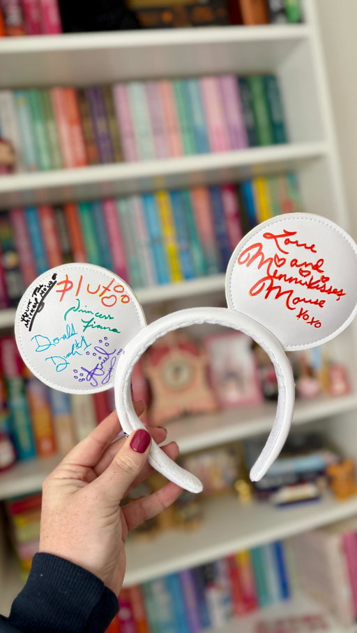 out with the autograph books, we had the Disney characters sign our ears! 🤩

What do you think of them? ✍🏻✨ Stitch was my favourite interaction! 💙 

I took inspiration from @pincessshannon! Next time I’d like to do a frame. 💞 Ears were from Disney Store UK + @sharpie pens!

#disneycruise #disneyautographs #disneycharactermeet #disneyhack