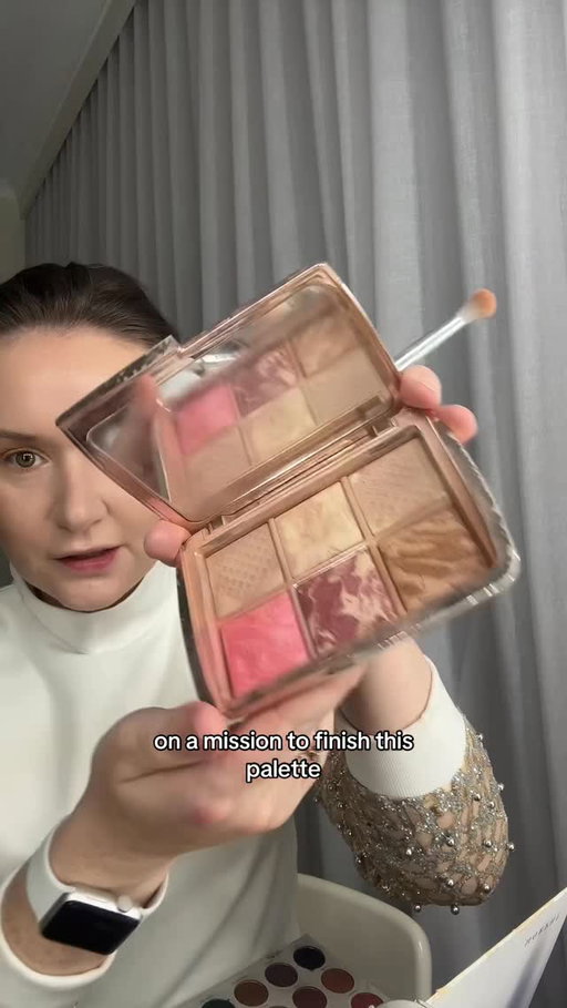 Attempting to hit pan on my Hourglass
Palette as I’m trying to justify getting a new one when they drop!! 🤪
🏷️ 
#hourglasspalette #panthatpalette #hourglassambientlightingpalette #meccamoment #makeuptutorial