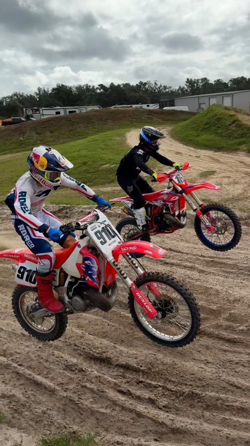Just a couple of dudes who love ripping 2-strokes. @zacho_16 and I singing around @motosandbox is 10/10 fun 🤠 Would you guys hop on the Honda or Beta? #CR250 #RX300 #2stroke