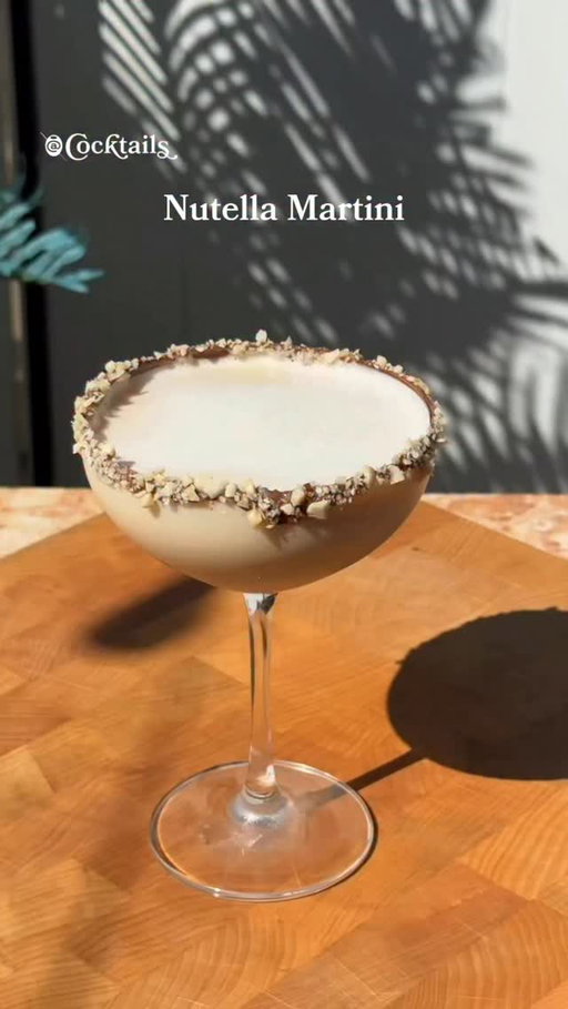 Claiming any cocktail that involves Nutella, all to ourselves. 🍫 

#nutella #martini #chocolate #dessert #cocktail #nutellamartini