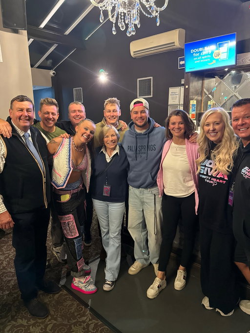 our families finally met last night; dad wore a tie to the concert and mum was living 💫🥹🤍