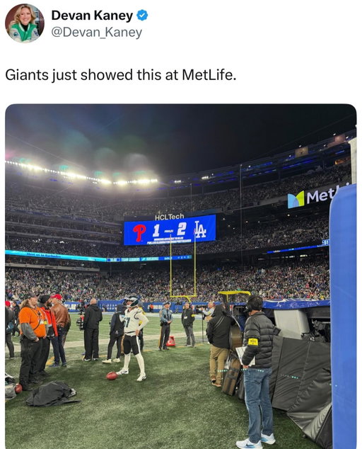 Jumbotron operators saw an opportunity and they took it (via @devankaney)