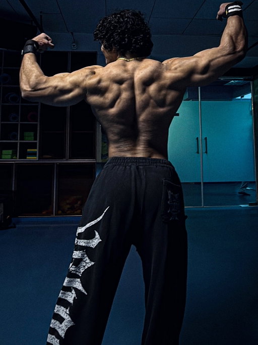 Not the Best, but One of The Best Natural Back you’ll see on this app.

.

.

.

.

.

#bodybuilding #fitness #motivation #anime #aesthetic #baki  #classicphysique #demonback #backworkout #mihirlifts