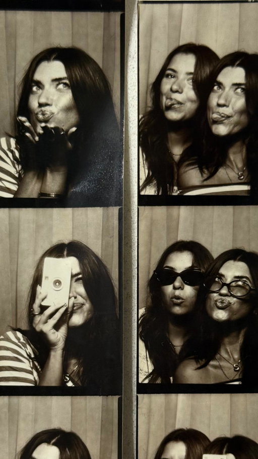 Turns out dogs and photo booths aren’t the best combo #photobooth #fail