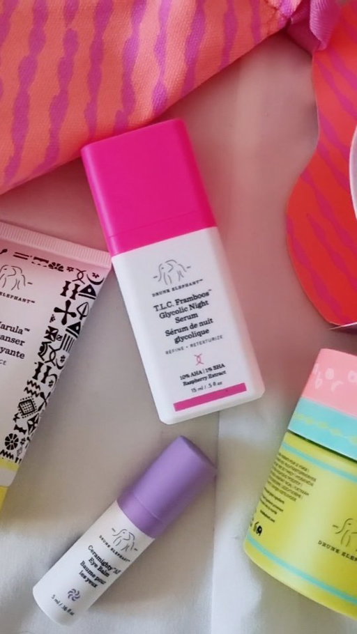a little holiday surprise from @drunkelephant 🐘✨️ 

I’ve used (and loved) these @drunkelephant staples before, and this Opening Night kit brings them all together. The Mello Marula Cream Cleanser and Bora Barrier Cream have been part of my current lineup — gentle, nourishing, and perfect for keeping skin calm and balanced.
.
.
.

#drunkelephant #facetocurls #skincareroutine #cleanbeauty #skincarecommunity #canadabeauty #ontarioblogger #beautyblogger #skincarefavorites #glowingskin #crueltyfreebeauty #selfcareroutine #skincarecanada #usaskincare

🔑 
drunk elephant opening night kit, bora barrier cream, mello marula cream cleanser, tlc framboos serum, ceramighty eye balm, clean skincare canada, skincare routine for women, beauty blogger canada, honest skincare review, gentle skincare for sensitive skin