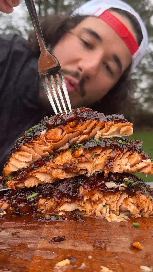 Bacon Jam Salmon 🥓🐟 One of my favorite Salmon recipes I have made to date, then again this hot honey bacon jam would go amazing on anything 😂
#salmon #baconjam #seafood #smokedsalmon