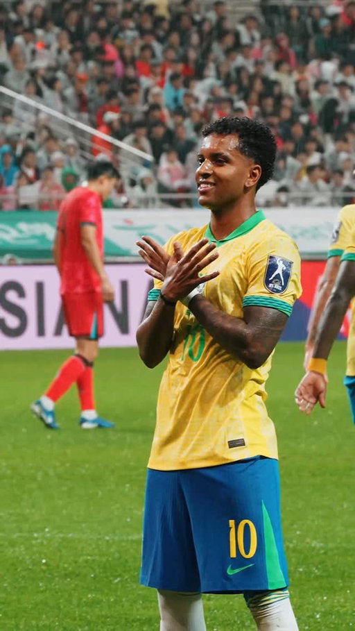 GOLAAAAAÇO DO BRASIL! GOOOOOOLAÇO DO NOSSO CAMISA 10! ⚽️🇧🇷

Vini Jr dispara pelo lado esquerdo, Casemiro devolve com classe, e Rodrygo limpa a marcação e manda pro fundo da rede!

JOGADA COM DNA BRASILEIRO! 💛💚

🇰🇷 0-2 🇧🇷

🎥 CBF TV