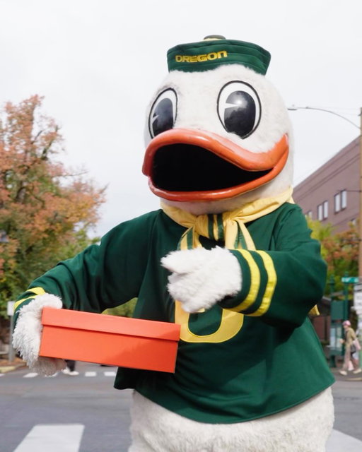 The life of the Pawty. 

@kirkherbstreit x #GoDucks