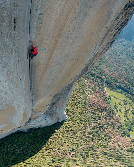 @alexhonnold composed and casual, free soloing 2,000 feet above the deck on the Enduro Pitch of Freerider. Full extension with mere finger tips in contact with the granite, feet smeared on nothing. Alex’s process to prepare for his dream of free soloing El Cap was an incredible, sometimes-stressful journey to witness. But it was unquestionably mind-bending to watch.