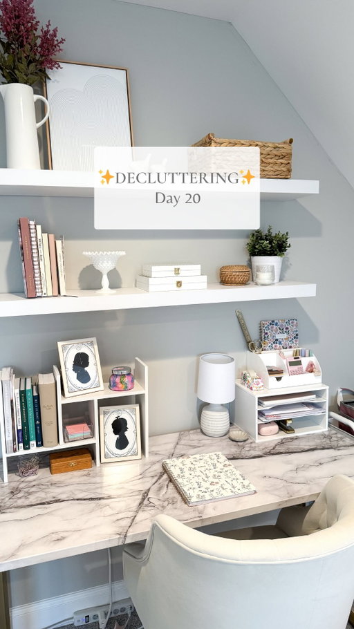 Decluttered my desk so that I could actually officially set it up after moving in. This sweet little corner of our upstairs loft area makes me so happy 🥰 My desk used to be in our bedroom at our old house so having even just this small corner to work at is a dream! It is in our homeschool corner but it doesn’t bother me to share the space with our homeschool things because it’s so nice to be able to sit here while the girls are working on school! 

I had barely done anything besides put my desk here and throw a few things on top when we moved in so it feels great to get shelves up and have all of my favorite desk supplies out and ready for me ✨

#declutter #decluttering #declutterwithme #declutteringtips #cleanwithme #organizewithme #organizedhome #deskorganization #howtodeclutter