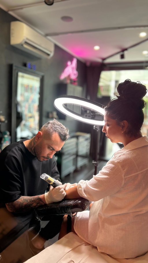 Today, @leandroreyestattoo is sharing a very important tip that everyone should hear before getting a tattoo…
And if you’d like a personal consultation to talk about your tattoo idea, feel free to visit our studio and chat with us 🖋️🖤#TattooReels
#FunnyReel
#TattooHumor
#TattooTips
#BeforeYouGetInk
#ThinkBeforeYouInk
#TattooTalk
#InkAdvice
#TattooArtistLife
#InkedUp
#TattooCommunity
#TattooJourney
#TattooWorld
#viralreeĺ