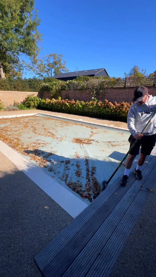 A very leafy pool maintenance 🍂 

#thep00lguy #hollayaboy #swimmingpool #oddlysatisfying #satisfying