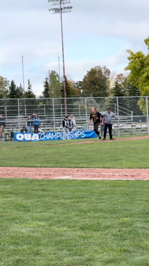 GOODBYE BASEBALL‼️‼️

Carter Kipp with a 3 run walk off homerun to secure bronze for the Waterloo Warriors. 

@carter_1444