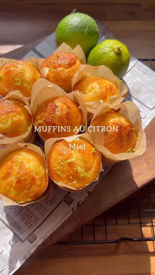 Muffins au citron & miel 🍯 

Pour 10 petits muffins :

- 3 œufs 
- 140g de sucre
- 90 g d’huile d’olive 
- 30 g de miel 
- Zeste de 2 citrons 
- 60g de jus de citron 
- 100g de lait fermenté 
- 200g de farine 
- 5g de levure chimique (1/2 sachet) 
- 1 pincée de fleur de sel 

Pour le sirop : 

- 25g d’eau 
- 25g de sucre 
- 5g de miel 
Tu fais bouillir le tout et tu ajoutes 25g de jus de citron hors du feu. 

Cuisson : environ 25 min à 180 degrés 

Enjoy 😎 

#foodlover#muffin#recettefacile#recipe#lemonmuffins#lemon#pastry#instafood#foodies#gourmandise#recetterapide