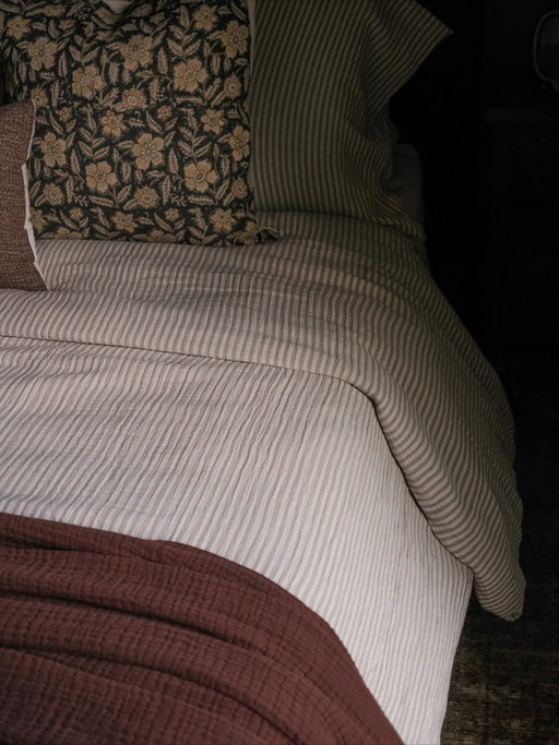 The Pinstripe ☁️ Cloud Duvet Cover Set & Espresso Blanket by @tuckbedding are top of the wish list worthy! Limited quantities remain in Queen + King, get yours before they are gone 💨 #rugandweave #tuckbedding #bedtime #cozy #pinstriping